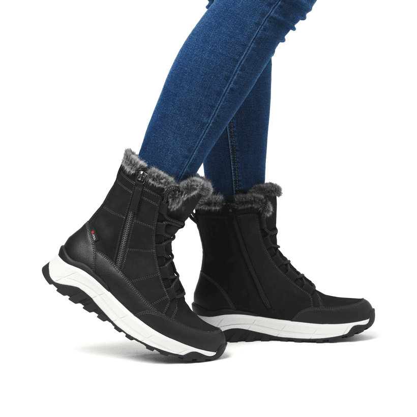 Schwarze Rieker Damen Schnürstiefel W0071-00 mit wasserabweisender TEX-Membran. Schuh am Fuß.