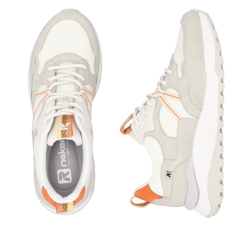 Baskets basses Rieker blanches pour femme W2501-80 avec lacets. Chaussure vue de dessus, couchée.