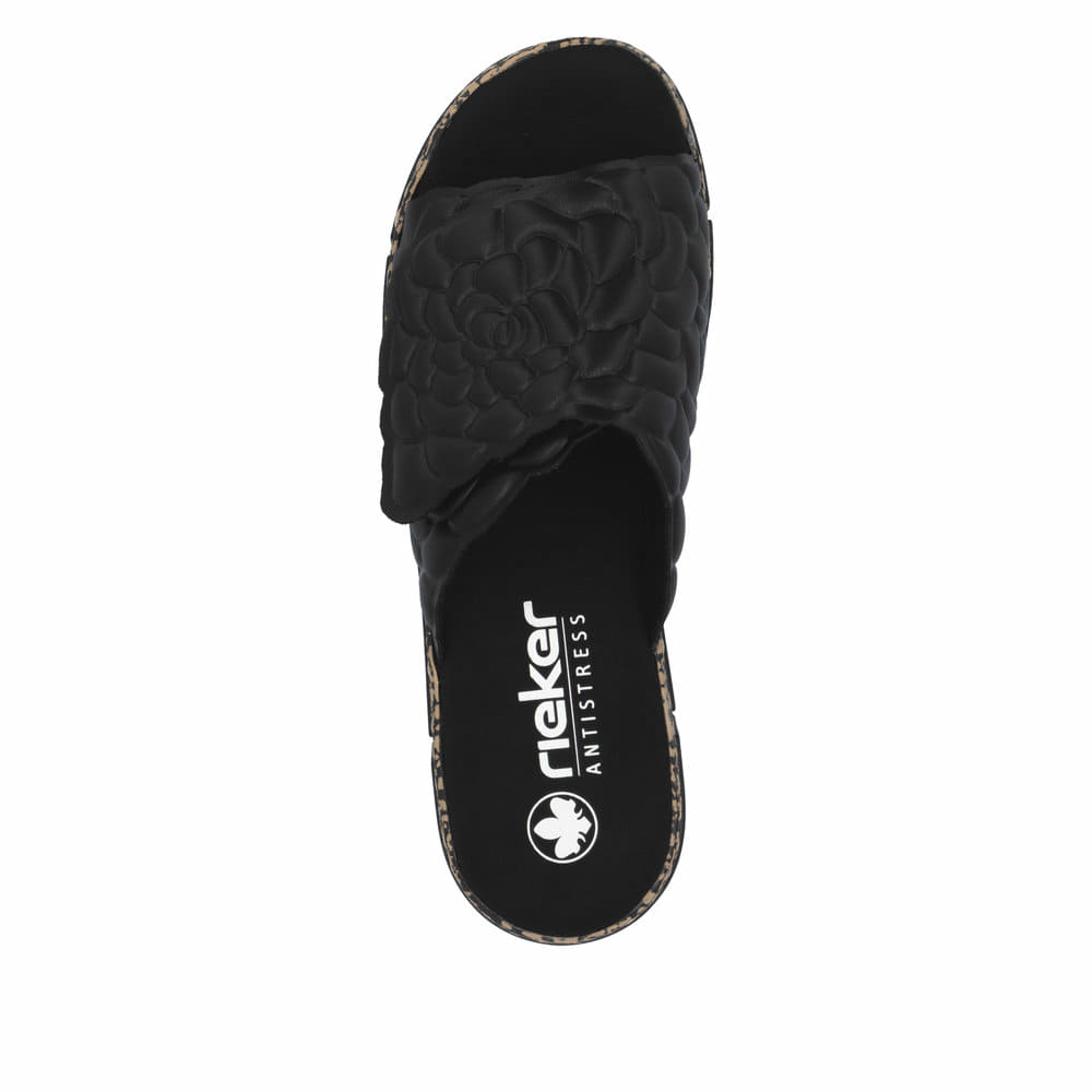 Schwarze Rieker Damen Pantoletten V2351-00 mit floralem Muster. Schuh von oben.