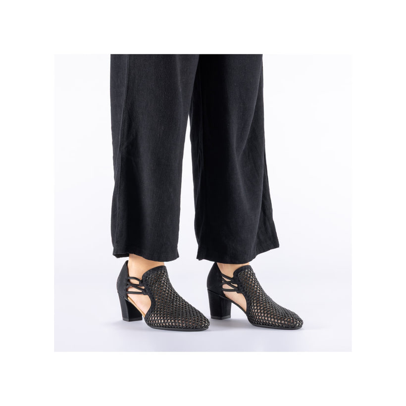 Escarpins Rieker noirs pour femme 41052-00 avec bande élastique. Chaussure au pied.