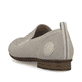 Hellbeige Rieker Ballerinas 51989-64 mit einem Elastikeinsatz sowie Löcheroptik. Schuh von hinten.
