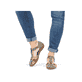 Grünbraune Rieker Damen Sandalen M1655-54, Barfußschuhe mit modernen Ziernähten. Schuh am Fuß.
