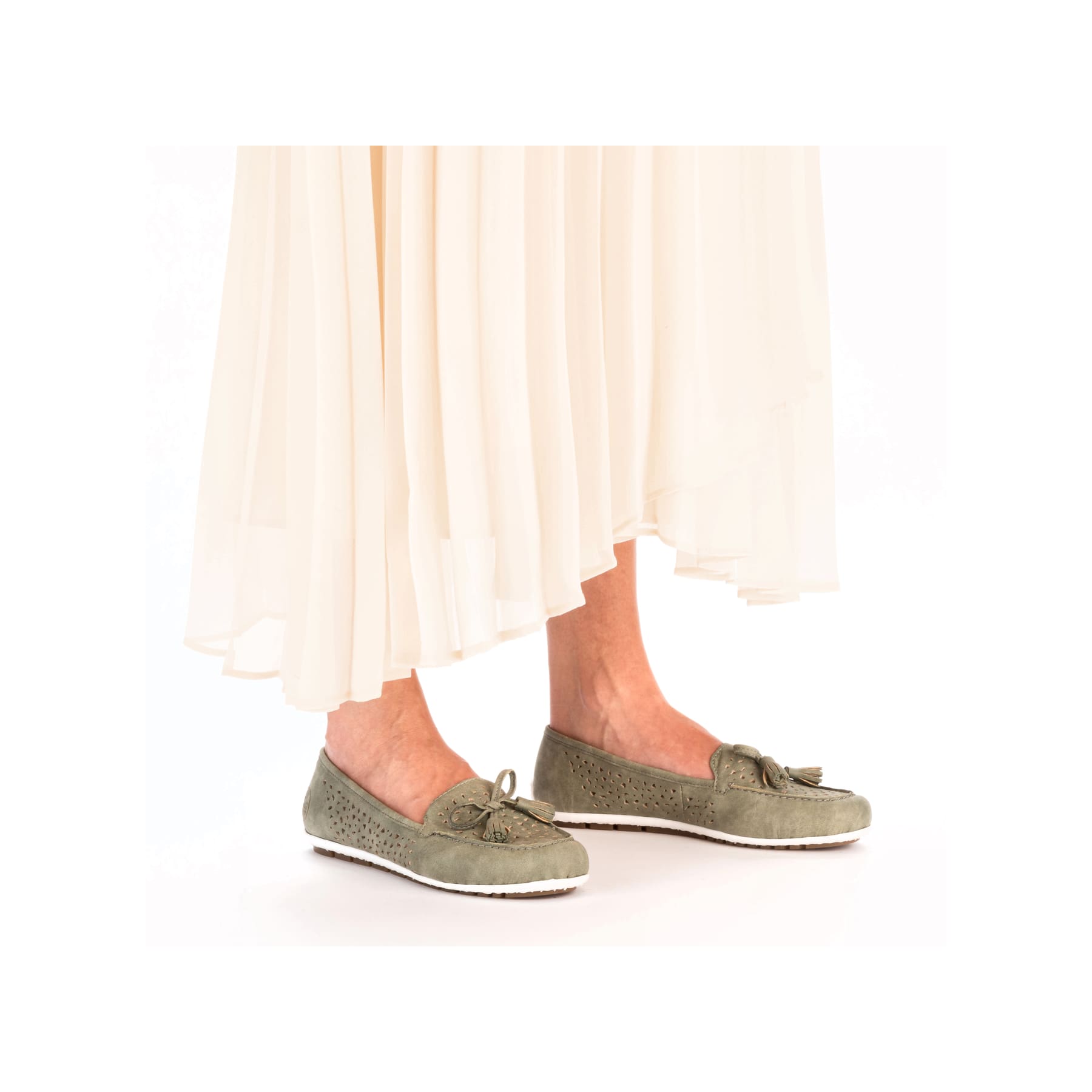 Grüne Rieker Damen Loafer 46886-52 in Löcheroptik sowie extra weicher Decksohle. Schuh am Fuß.