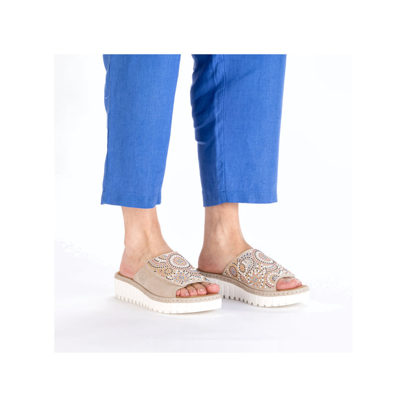 Beige Rieker Damen Pantoletten V1395-62 mit einem Klettverschluss. Schuh am Fuß.