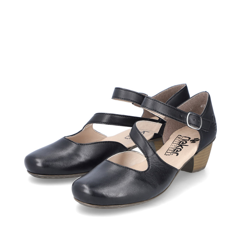 Schwarze Rieker Pumps 41780-00 mit Schnalle sowie extra weicher Decksohle. Schuhpaar seitlich schräg.