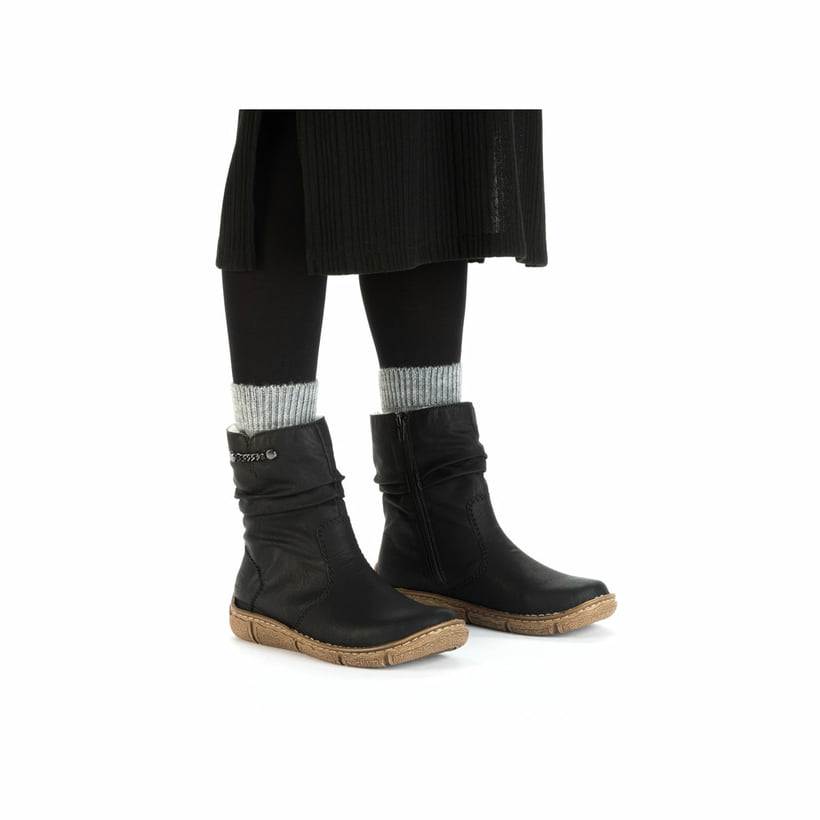 Nachtschwarze Rieker Damen Kurzstiefel Z3771-00 mit einer schockabsorbierenden Sohle. Schuh am Fuß