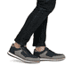 Blaue Rieker Herren Schnürschuhe 04401-14 mit einem Reißverschluss. Schuh am Fuß.