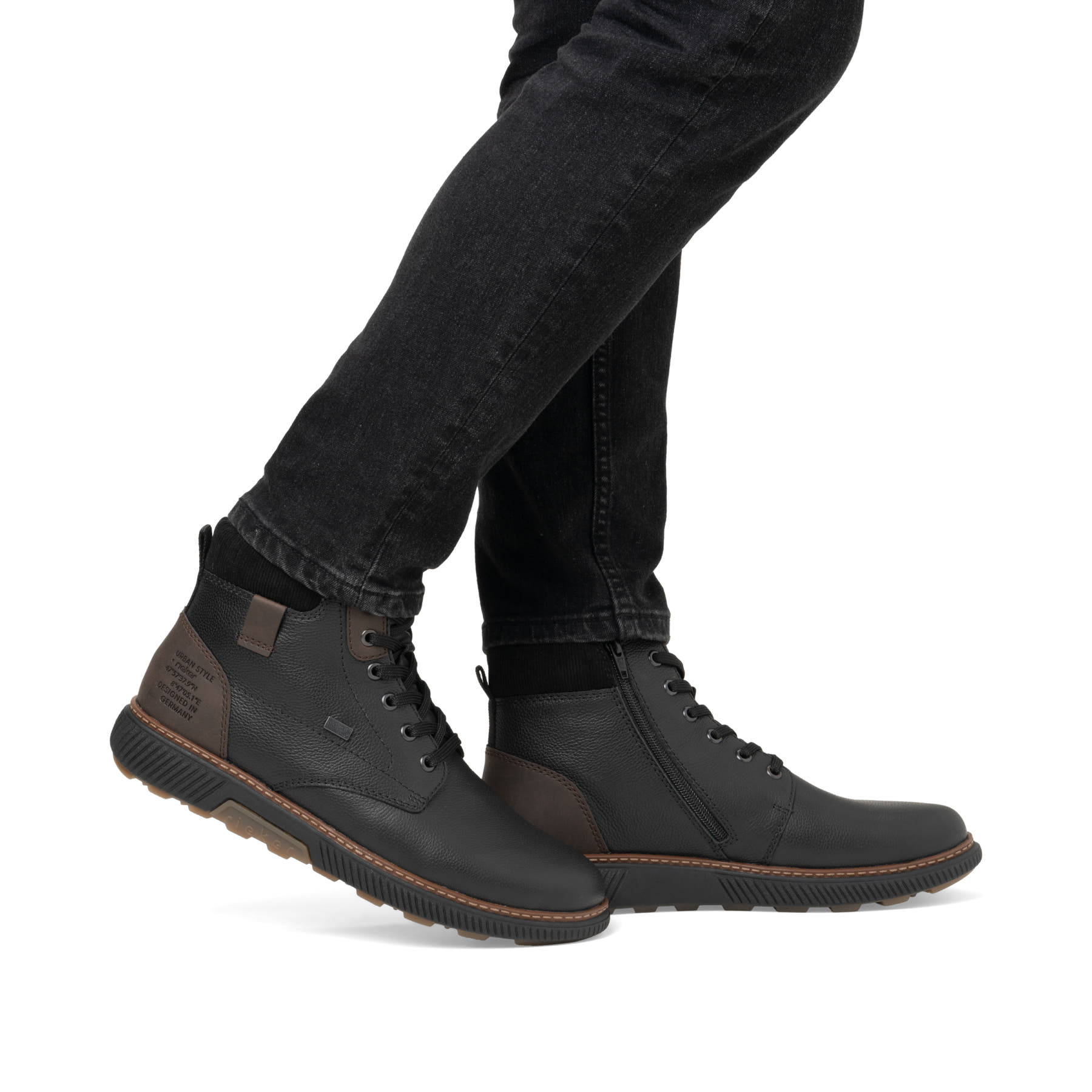 Schwarze Rieker Herren Schnürstiefel B3343-00 aus Glattleder. Schuh am Fuß.