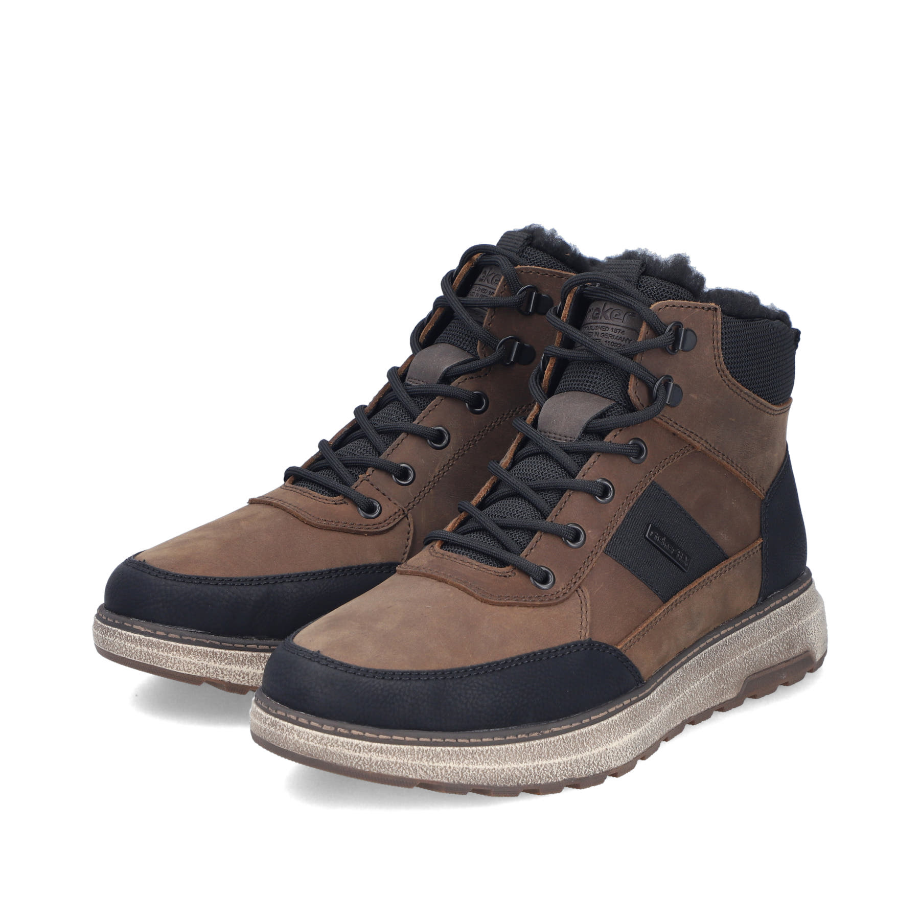 Braun-schwarze Rieker Herren Sneaker High B5546-26 aus Rauleder. Schuhpaar seitlich schräg.
