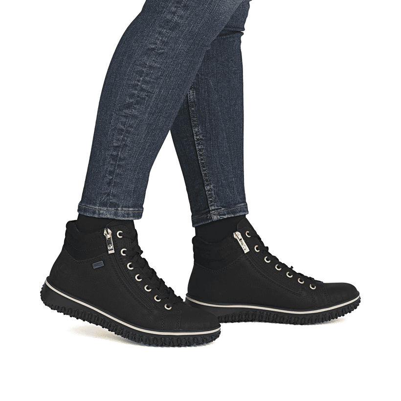 Schwarze Rieker Damen Schnürstiefel Z4263-00 mit wasserabweisender TEX-Membran. Schuh am Fuß.