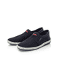 Blaue Rieker Herren Slipper B4554-14 mit Elastikeinsatz sowie weißen Ziernähten. Schuhpaar seitlich schräg.