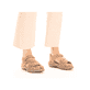 Beige Rieker Damen Trekkingsandalen 64870-62 mit einem Klettverschluss. Schuh am Fuß.