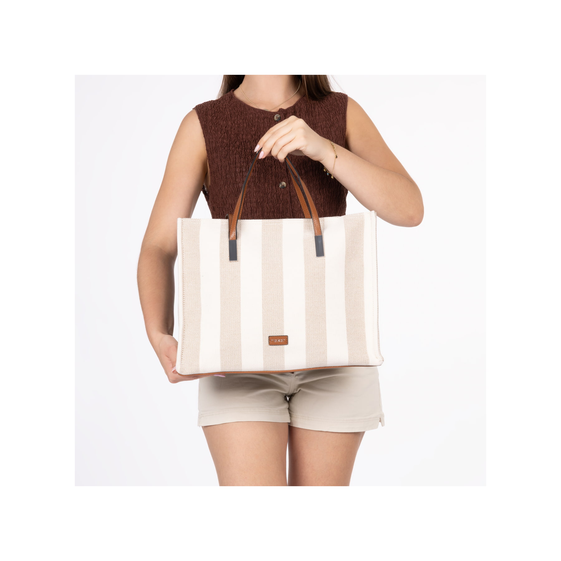Sac à main Rieker H1074-90 beige avec fermeture éclair et sangle d’épaule amovible et ajustable. Porté.
