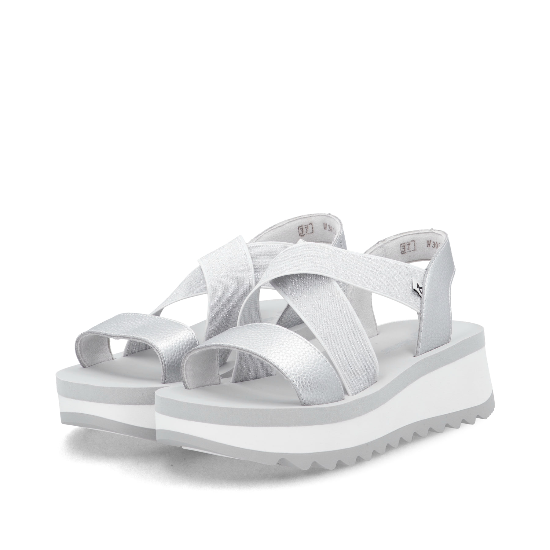Silberne Rieker Damen Riemchensandalen W3053-90 mit einem Gummizug. Schuhpaar seitlich schräg.