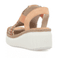 Mehrfarbige Rieker Keilsandaletten 69172-92 mit einem Gummizug. Schuh von hinten.
