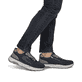 Blaugraue Rieker Herren Sneaker Low 06100-15 mit einem Reißverschluss. Schuh am Fuß.