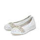 Weiße Rieker Ballerinas L3062-80 mit Schmuckelementen. Schuhpaar seitlich schräg.