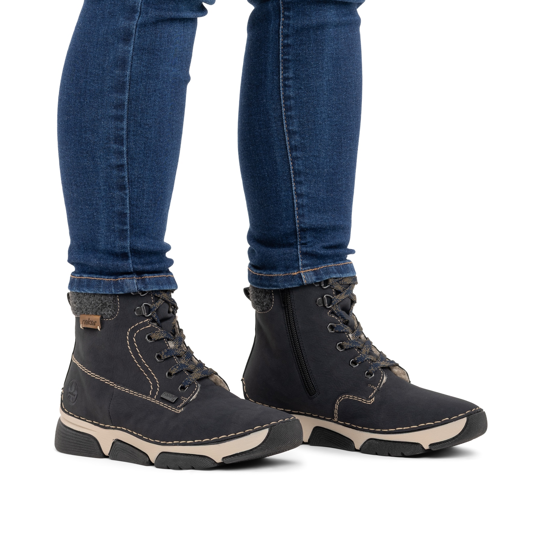 Dunkelblaue Rieker Damen Schnürstiefel 45925-14 mit einem Reißverschluss. Schuh am Fuß.