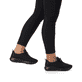Schwarze Rieker Damen Sneaker Low 42103-01 mit flexibler Sohle. Schuh am Fuß.