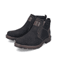 
Graphitschwarze Rieker Herren Kurzstiefel 37770-00 mit einer robusten Profilsohle. Schuhpaar schräg.