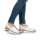 Weiße Rieker Keilsandaletten 65615-80 mit Rieker Air Sohlenfenster. Schuh am Fuß.
