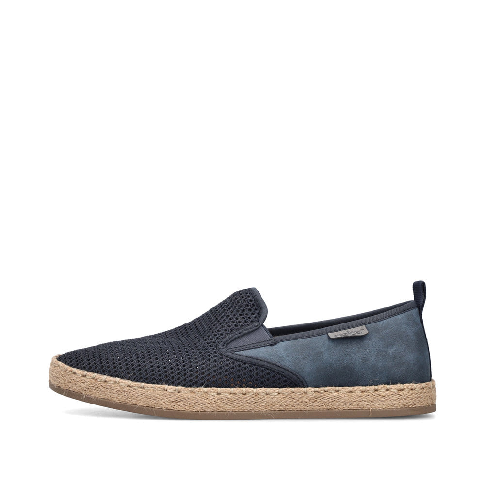 Blaue Rieker Herren Slipper B2661-14 mit einem Gummizug sowie der Komfortweite G. Schuh Außenseite.