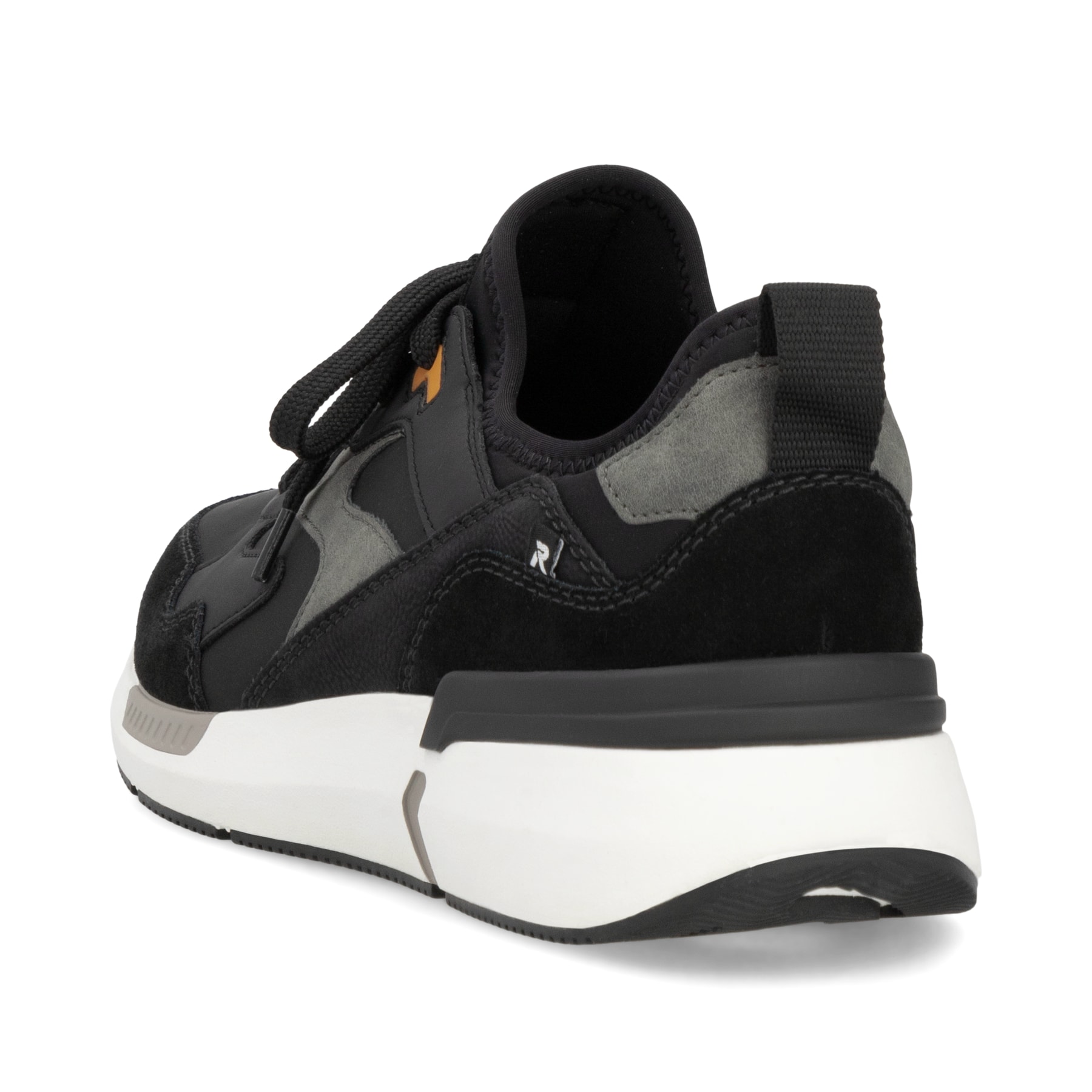 Schwarze Rieker Herren Slipper U1403-00 mit einem Gummizug sowie flexibler Sohle. Schuh von hinten.