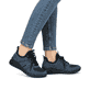 
Königsblaue Rieker Damen Slipper M4970-14 mit einer schockabsorbierenden Sohle. Schuh am Fuß