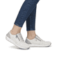 Weiße Rieker Damen Sneaker Low N1100-80 mit Reißverschluss sowie Extraweite H. Schuh am Fuß.