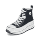 Schwarze Rieker Damen Sneaker High 90010-00 mit einer Plateausohle. Schuh seitlich schräg.