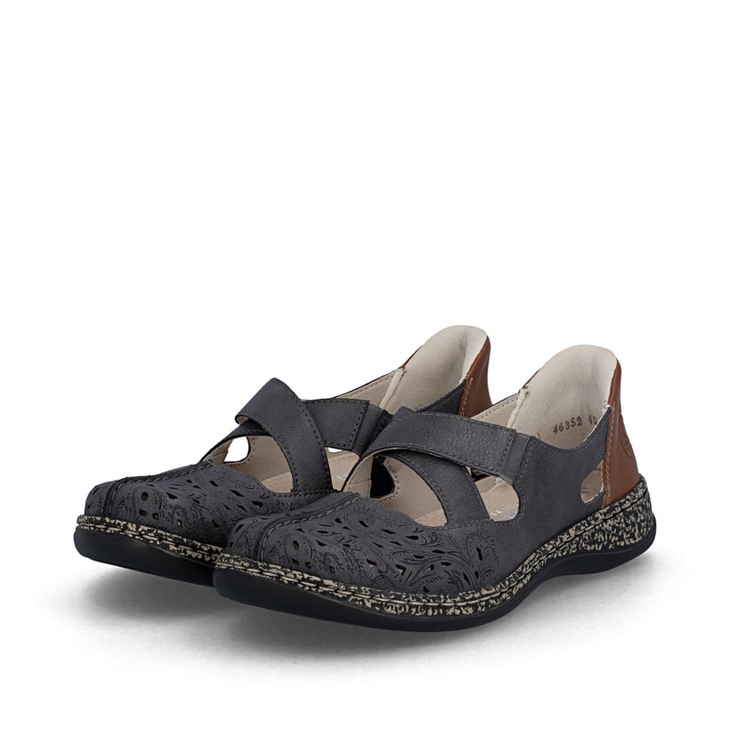 Graue Rieker Ballerinas 46352-45 aus Glattleder mit praktischer easy in Funktion. Schuhpaar seitlich schräg.