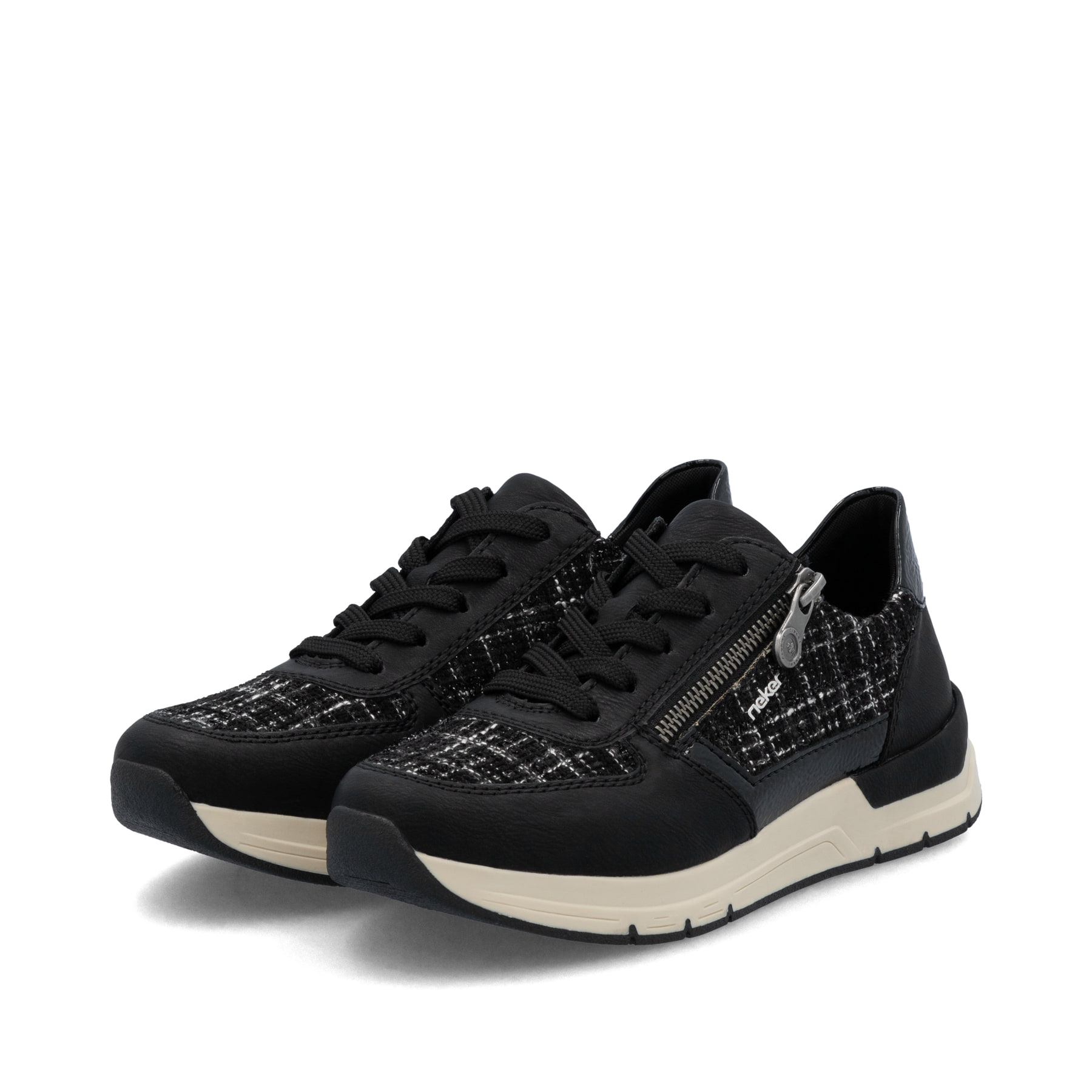 Schwarze Rieker Damen Sneaker Low 58902-01 mit einem Reißverschluss. Schuhpaar seitlich schräg.