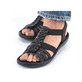 Schwarze Rieker Damen Riemchensandalen 60809-00 mit einem Gummizug. Schuh am Fuß.