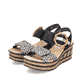Schwarze Rieker Keilsandaletten 68176-00 mit trendigen Schnalle. Schuhpaar seitlich schräg.