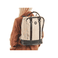 Rieker Damen Rucksack H1530-62 in Sandbeige-Schwarz aus Kunstleder mit Reißverschluss. Rucksack getragen.