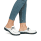 Weiße Rieker Damen Clogs 46393-80 mit Gummizug sowie extra weicher Decksohle. Schuh am Fuß.