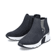 
Dunkelblaue Rieker Damen Chelsea Boots X6361-14 mit einer leichten Plateausohle. Schuhpaar schräg.