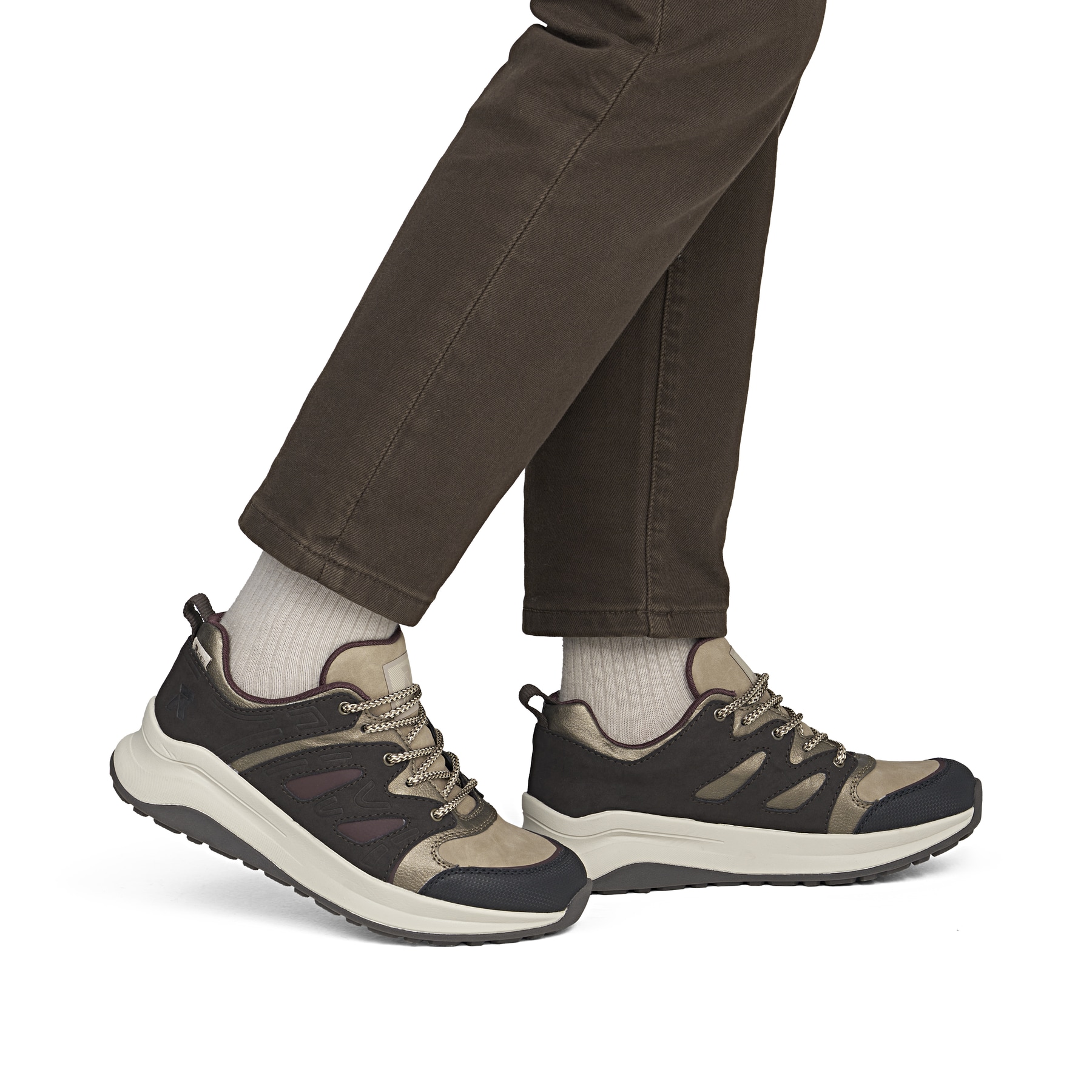 Braun-schwarze Rieker Damen Sneaker Low Z0900-25 mit einer Schnürung. Schuh am Fuß.