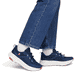 Blaue Rieker Sport Damen Sneaker Low W4502-14. Schuh am Fuß.