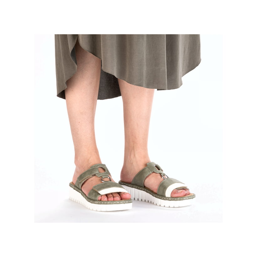 Grüne Rieker Damen Pantoletten V1396-52 mit einem Klettverschluss. Schuh am Fuß.