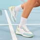Weiße Rieker Damen Sneaker Low W1308-81 mit Schnürung sowie abriebfester Sohle. Schuh am Model.