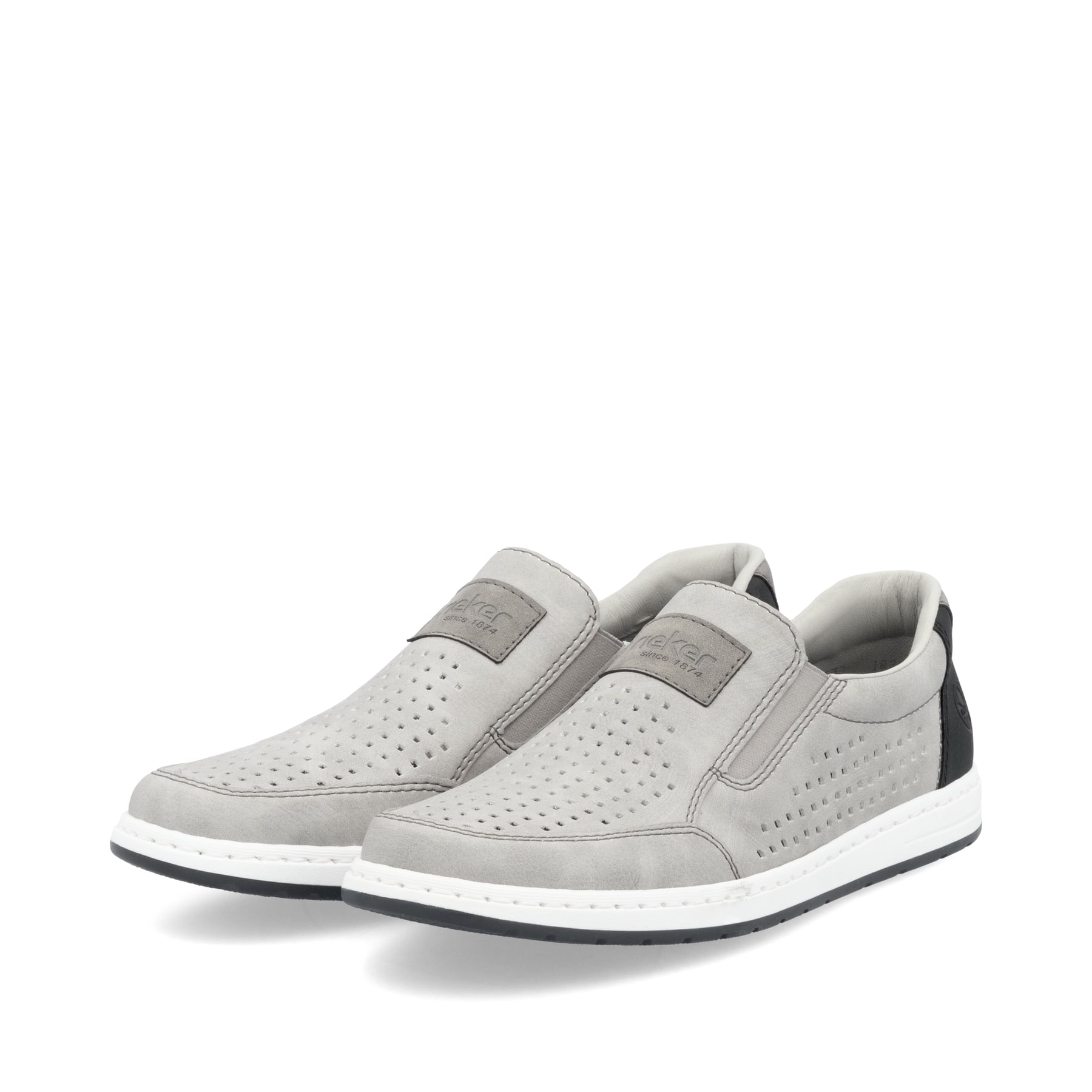 Graue Rieker Herren Slipper 18267-40 mit einem Gummizug sowie Komfortweite G 1/2. Schuhpaar seitlich schräg.