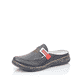 Blaue Rieker Damen Clogs 46393-15 mit Elastikeinsatz sowie Ziernähten. Schuh seitlich schräg.