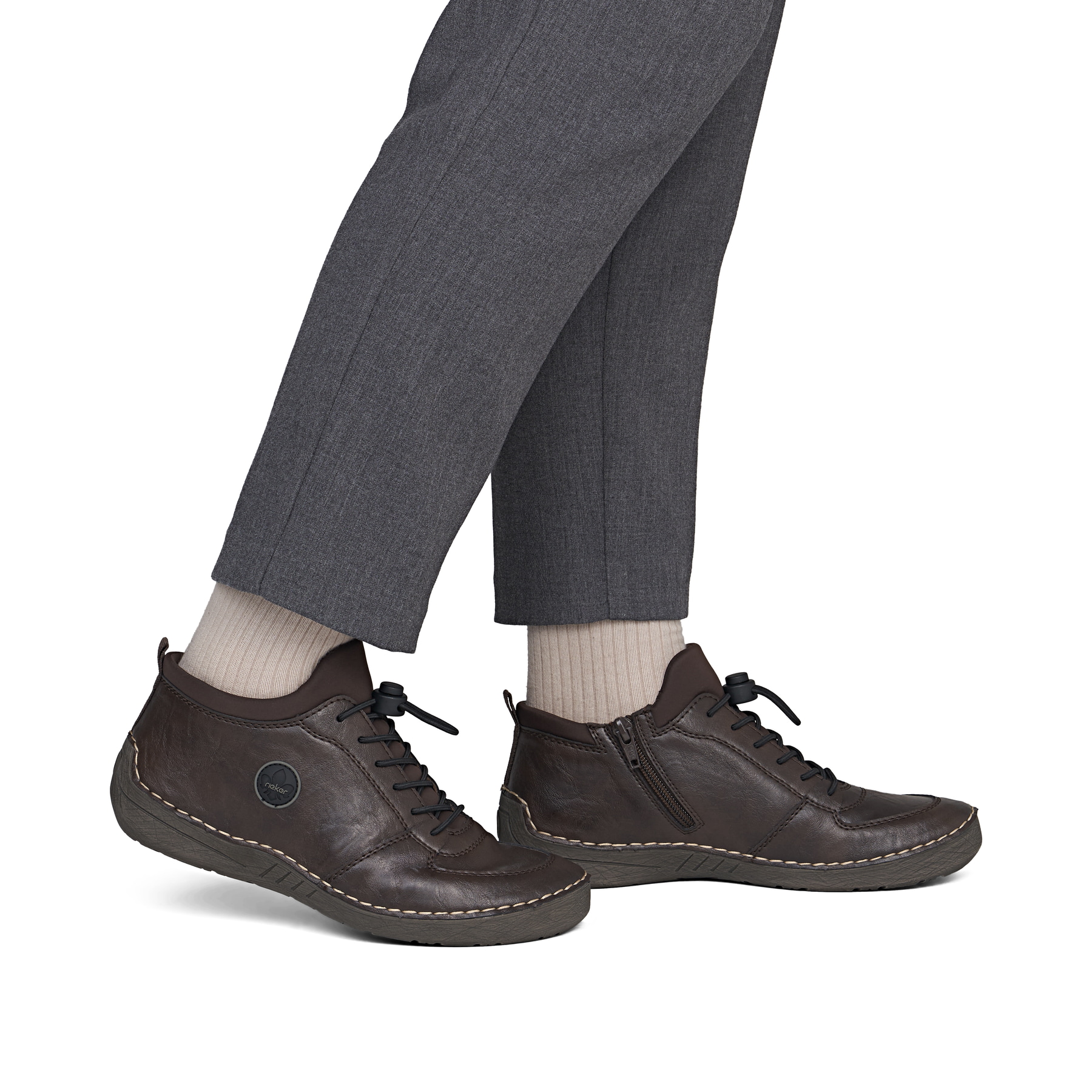 Dunkelbraune Rieker Damen Kurzstiefel 52557-25 mit einem Reißverschluss. Schuh am Fuß.