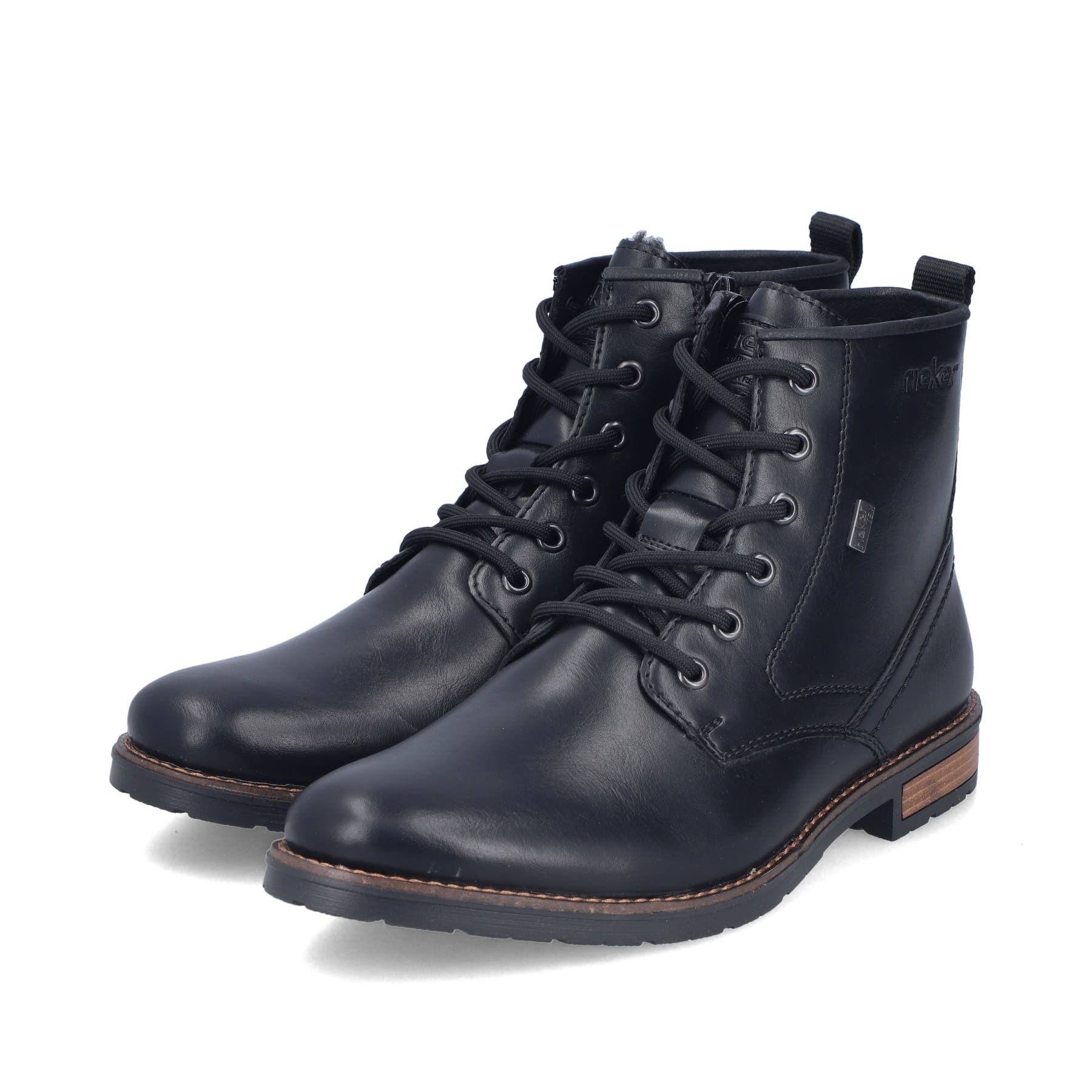 Schwarze Rieker Herren Schnürstiefel 14631-00 mit wasserabweisender TEX-Membran. Schuhpaar seitlich schräg.