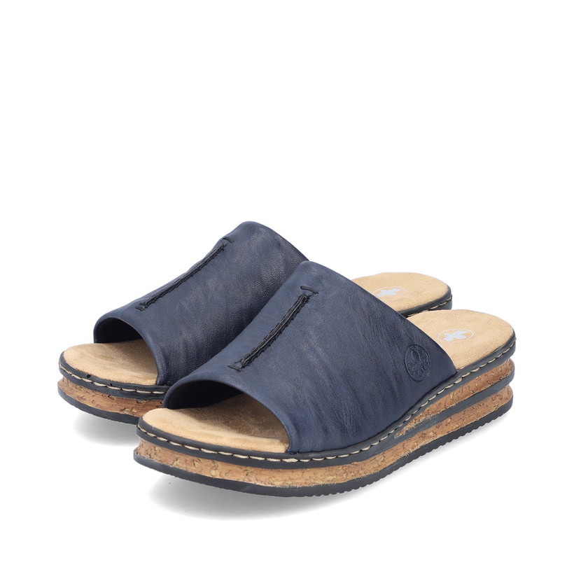 Blaue Rieker Damen Pantoletten 62905-14 mit moderner Spannnaht. Schuhpaar seitlich schräg.