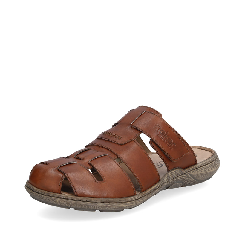 Braune Rieker Herren Pantoletten 22087-24 mit einem Klettverschluss. Schuh seitlich schräg.