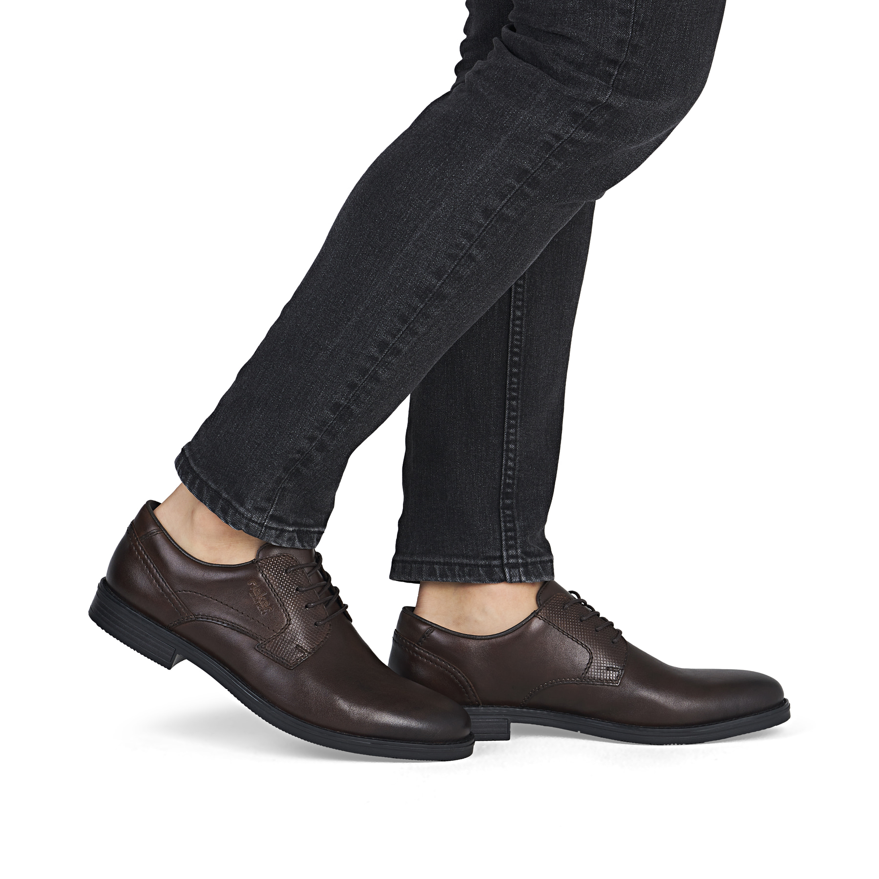 Dunkelbraune Rieker Herren Schnürschuhe 13523-25 aus Glattleder. Schuh am Fuß.