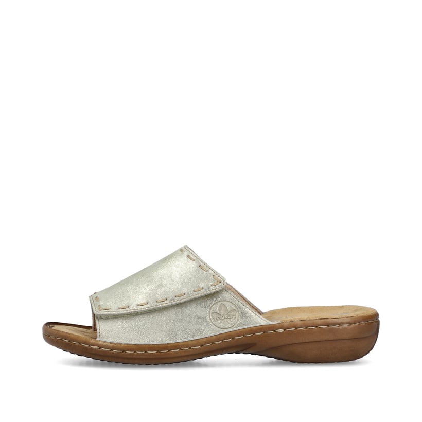 Hellbeige Rieker Damen Pantoletten 60896-62 mit einem Klettverschluss. Schuh Außenseite.