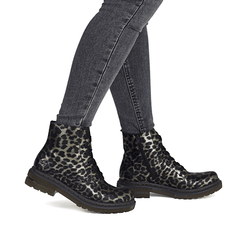 Gold-schwarze Rieker Damen Biker Boots 78240-90 mit einem Reißverschluss. Schuh am Fuß.
